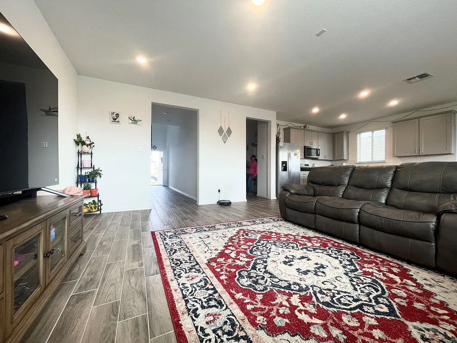 3 bed, 2.5 bath, 2375 sqft, $2,300 — Photo 3