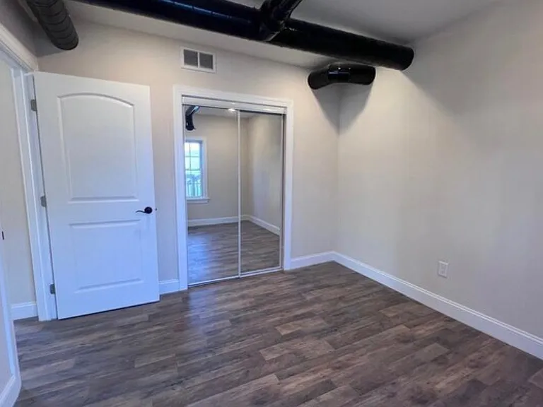 587 Bath St #3 — Photo 14