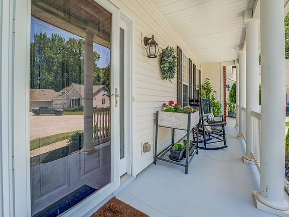 4th image of 381 Singing Brook Ln