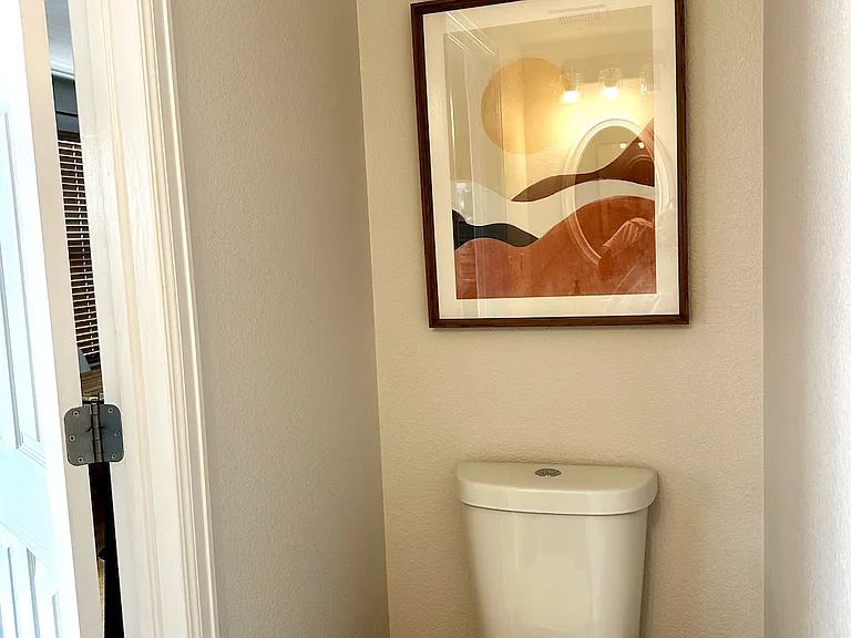 Half bath on main in between kitchen and dinning room