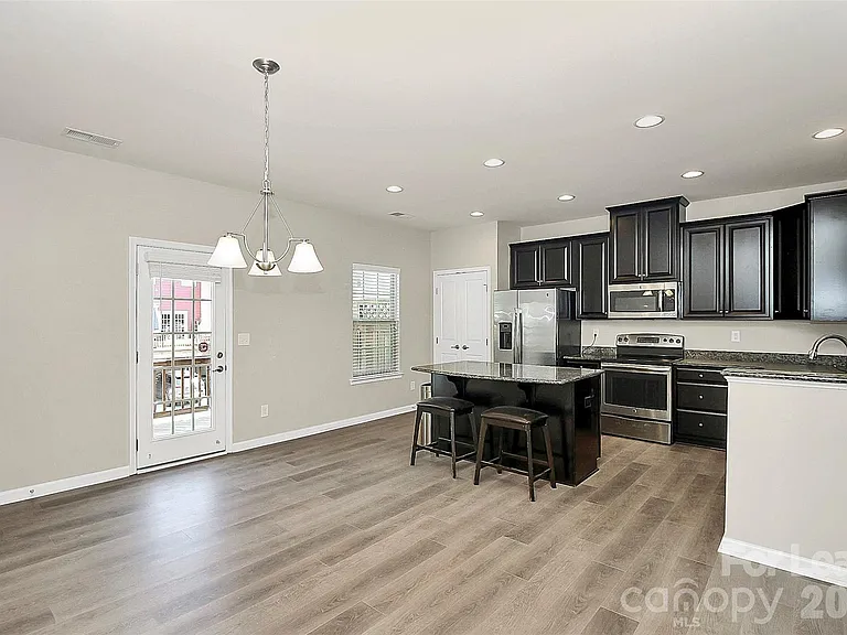 2128 Arbor Loop Dr — Photo 2