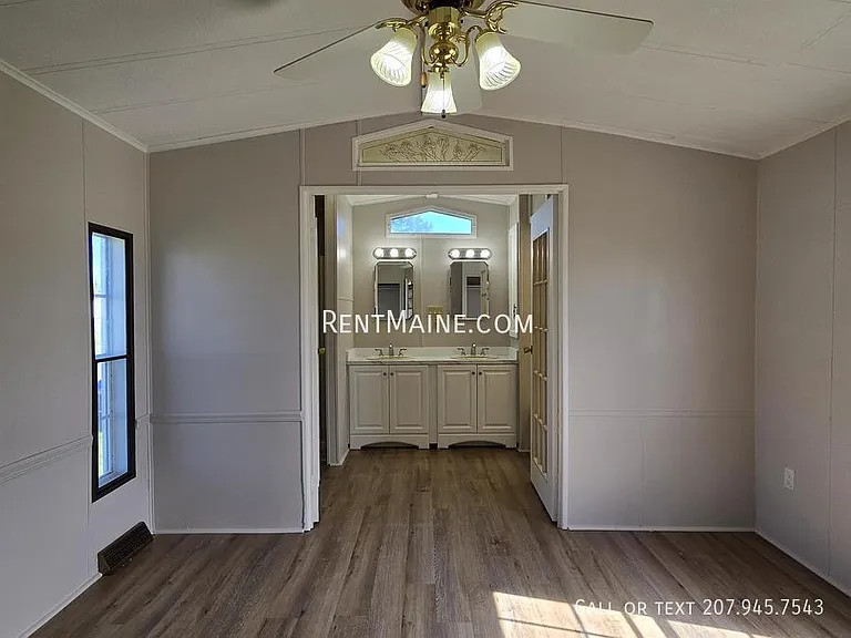 118 E St — Photo 9