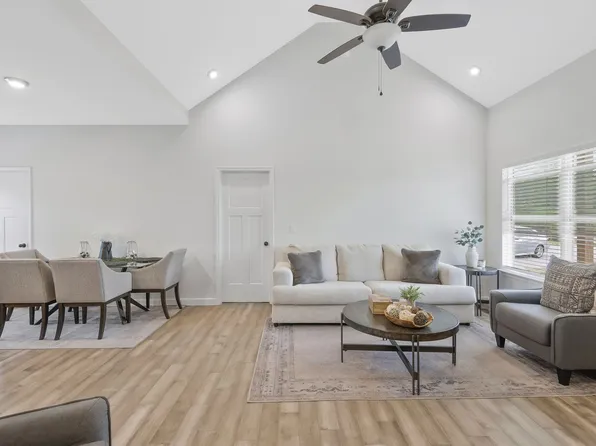 1215 N Charlotte St, Dickson, TN 37055