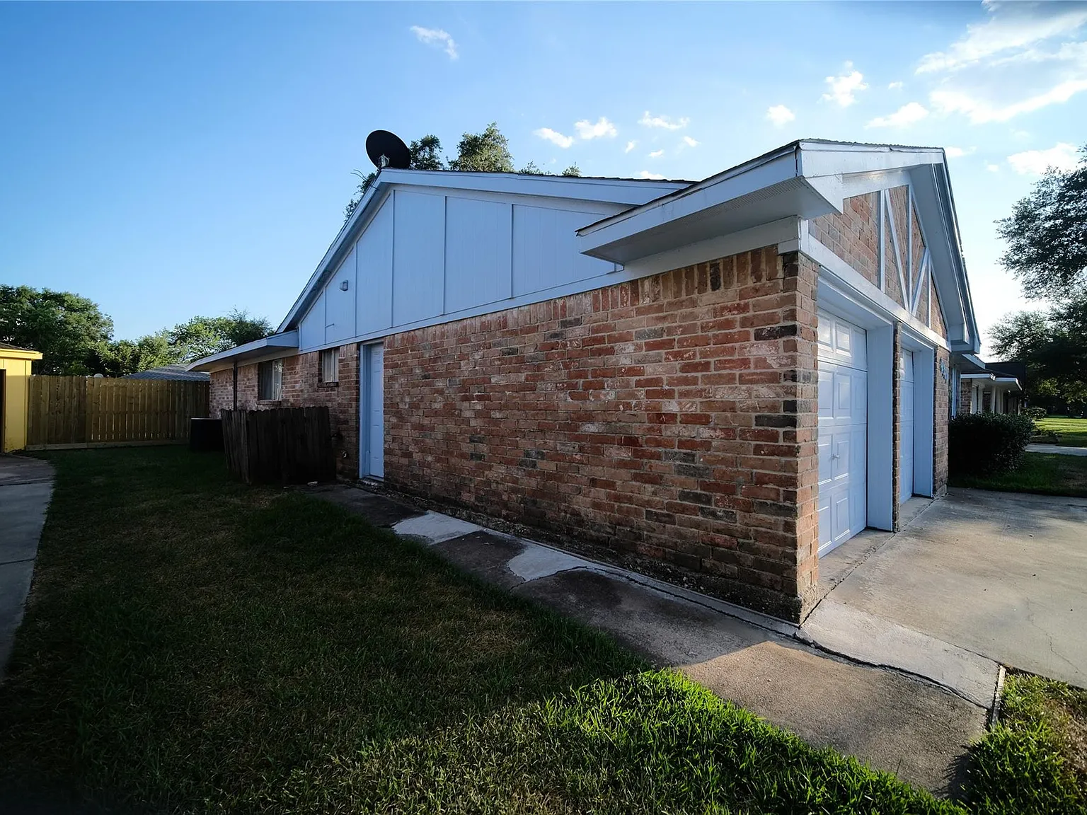 3 bed, 2.0 bath, 1642 sqft, $2,000 — Photo 2