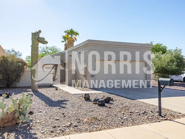 2542 N La Escondida Cir — Photo 2
