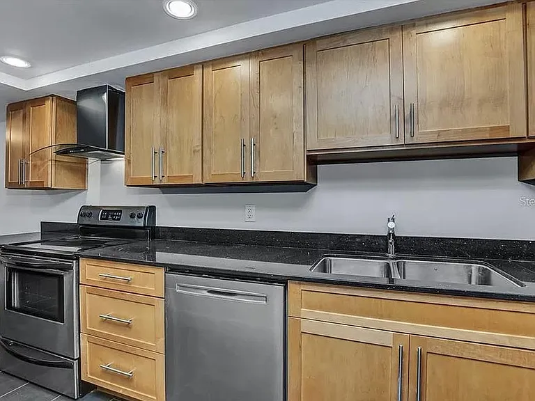 5377 Vineland Rd — Photo 11