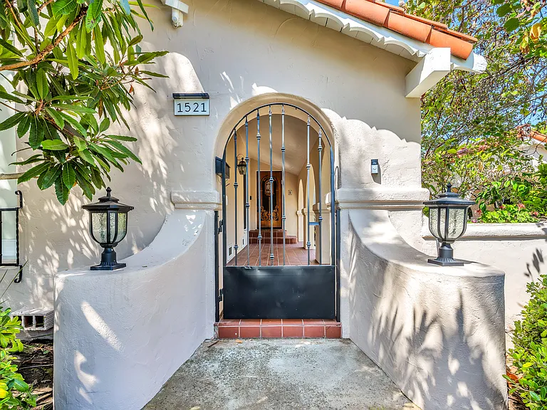 1521 Midvale Ave — Photo 45