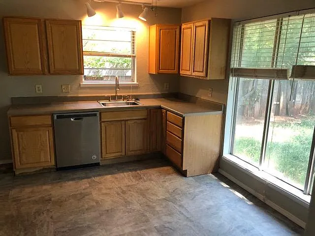 911 E Knapp Ave — Photo 10
