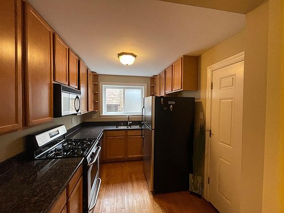 3rd image of 6039 N Rockwell St #1B