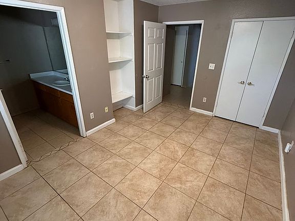 5th image of 2800 Gosford Rd #A
