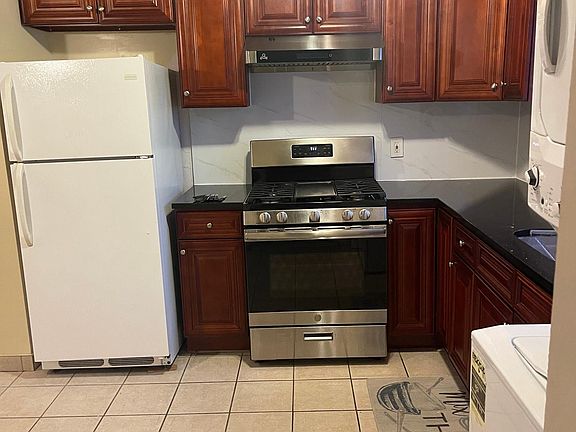4th image of 415 Bedford Ave Floor 2