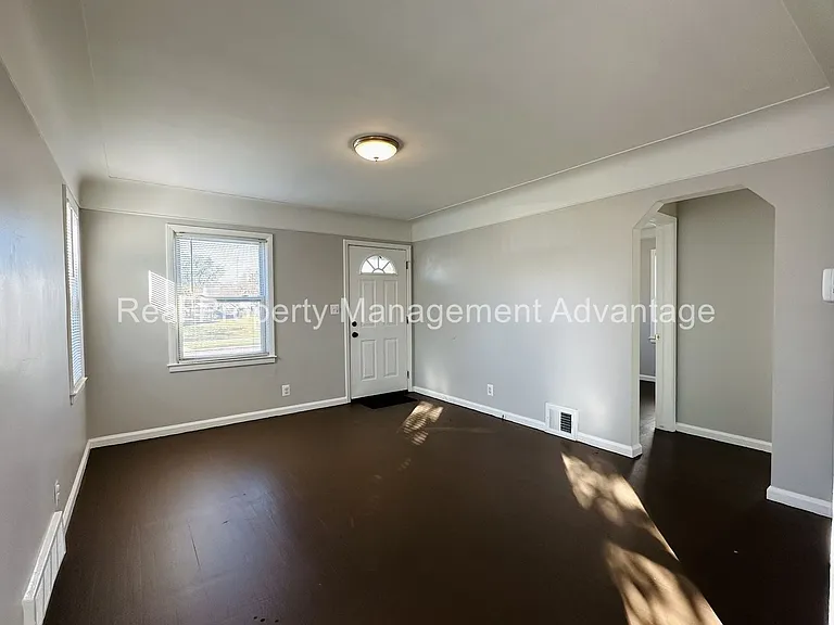 21012 Beechwood Ave — Photo 4