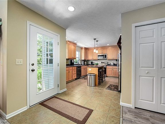 4th image of 751 Lakeside Dr