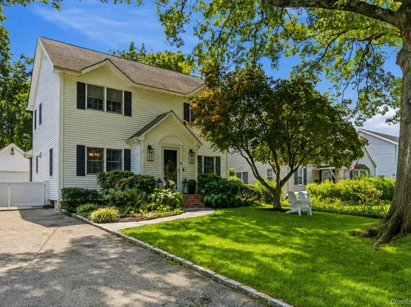 11 Bayside Avenue, Port Washington, NY 11050