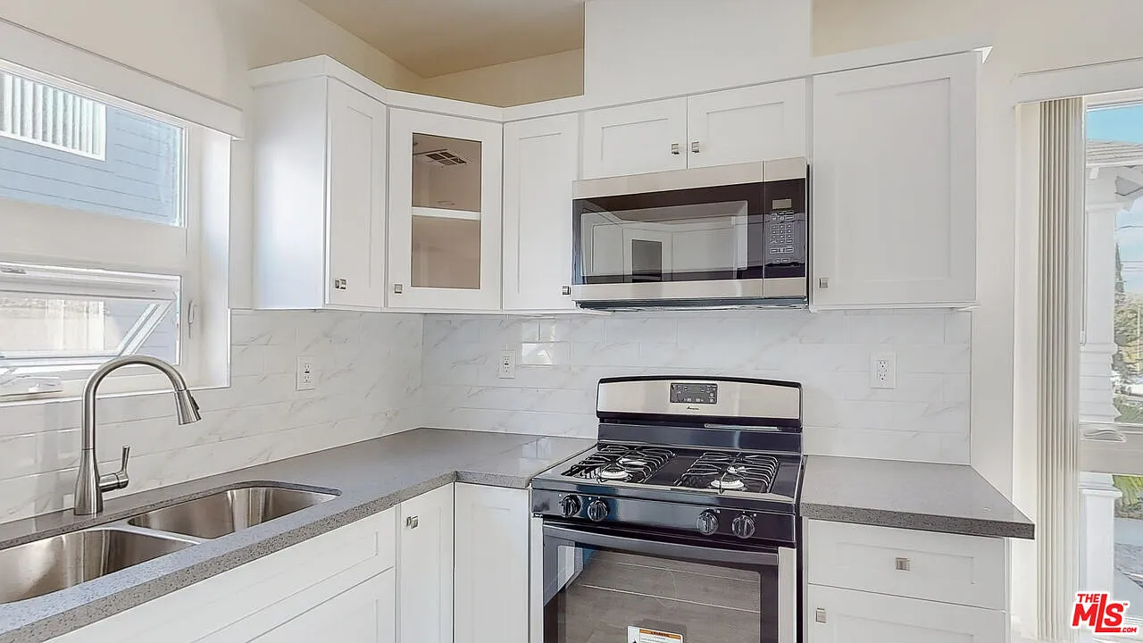 2 bed, 1.5 bath, 1200 sqft, $3,199 — Photo 4