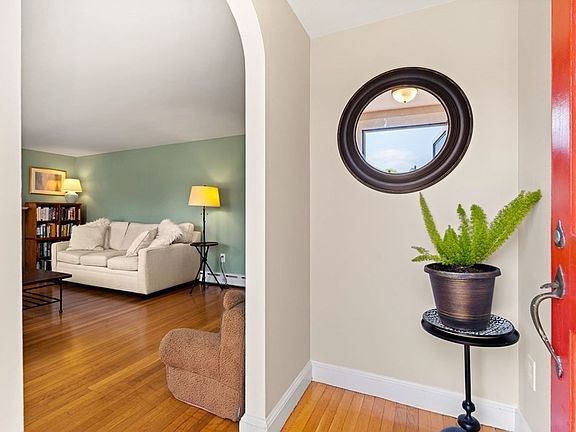 5th image of 44 Bayview St