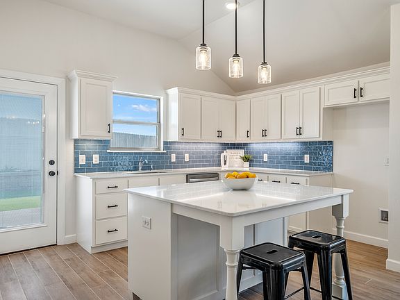 3rd image of 404 Vista Dr