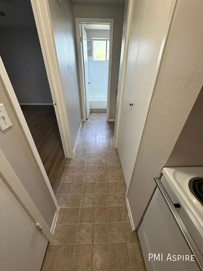 1 Bedroom 1 Bath Apartment — Photo 4