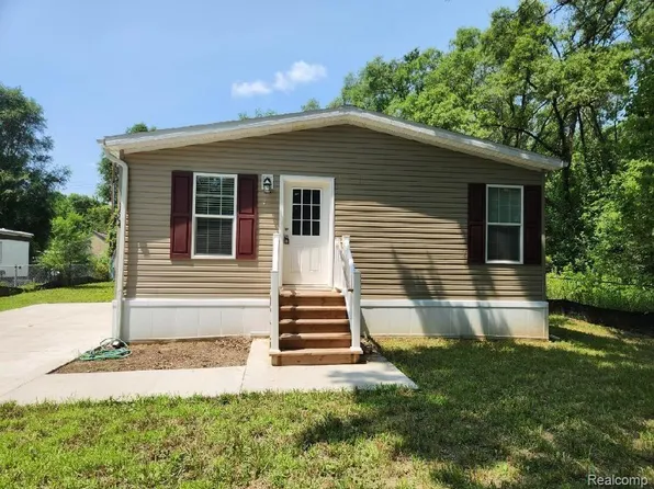 1604 Greenmeadows Dr, Brighton, MI 48114