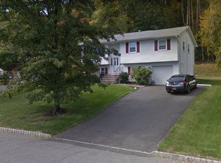 58 S Lilburn Dr, Garnerville, NY 10923