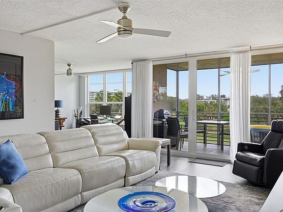 4th image of 3850 Oaks Clubhouse Drive #408