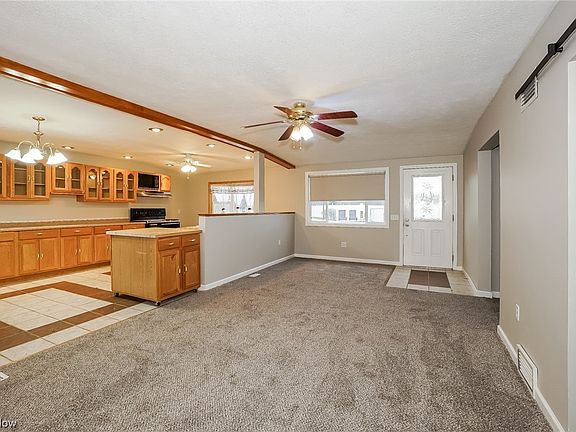 5th image of 121 Kent Dr