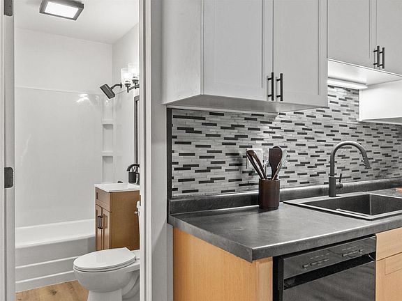 4th image of 1531 OAK STREET