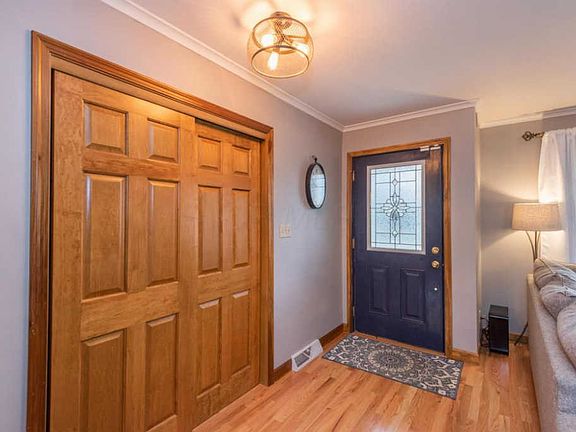 3rd image of 526 E Schreyer Pl