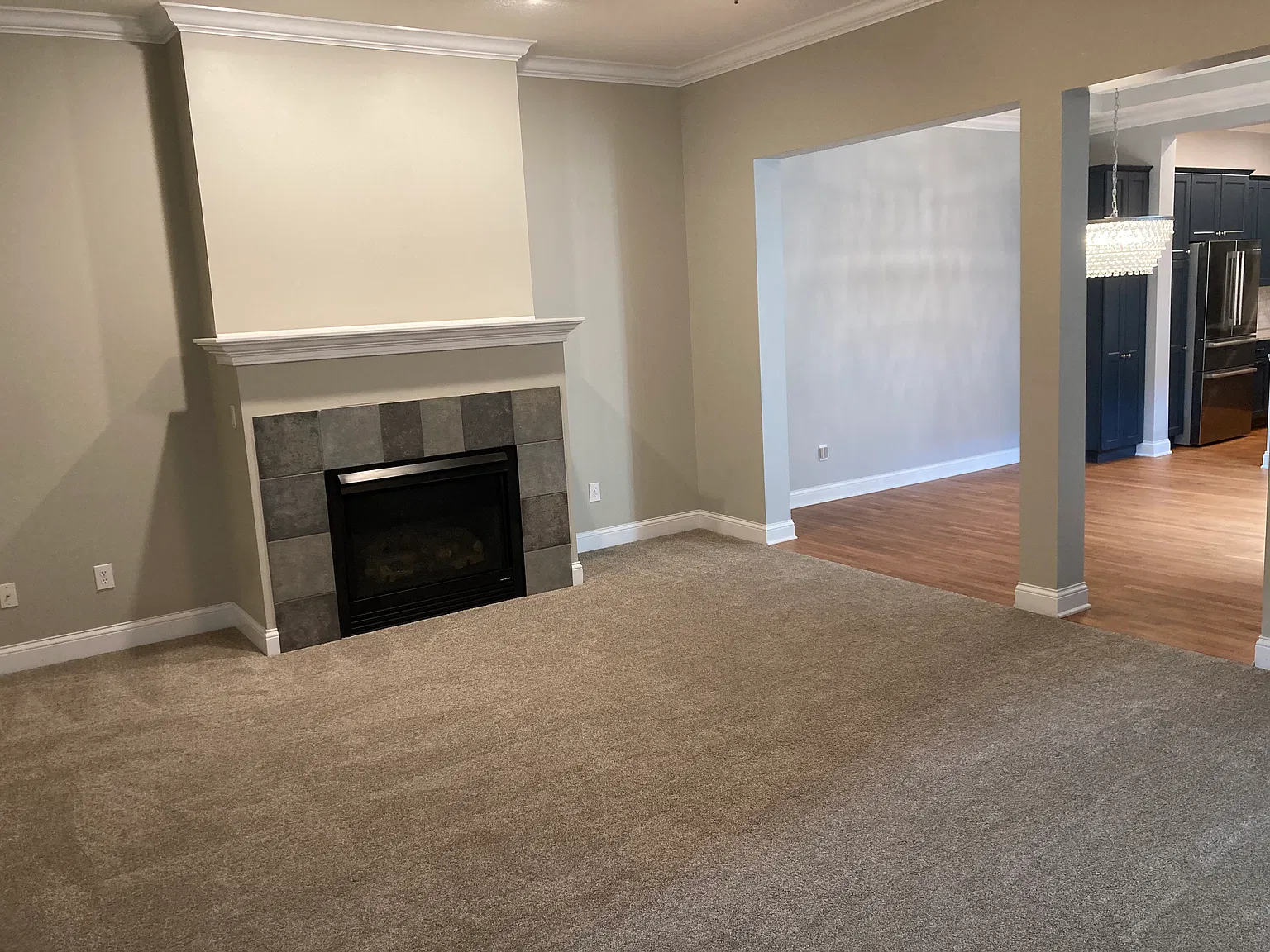 3 bed, 2.5 bath, 2304 sqft, $4,400 — Photo 4