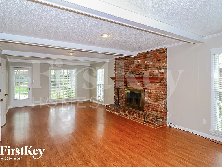 212 E Powell Rd — Photo 3