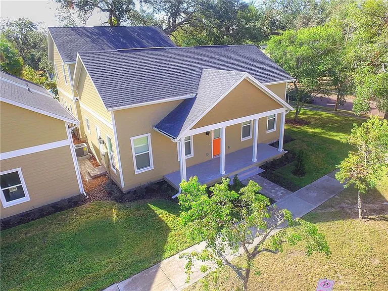 800 E Jefferson St — Photo 1