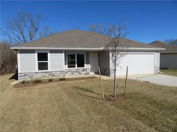 909 Redbud Dr, Paola, KS 66071