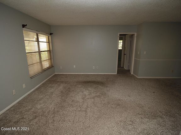 5th image of 318 Claire Ct