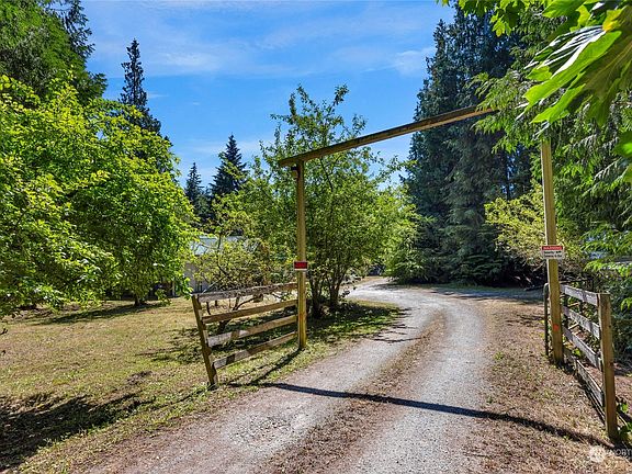 Front Gated Entry to the property.>