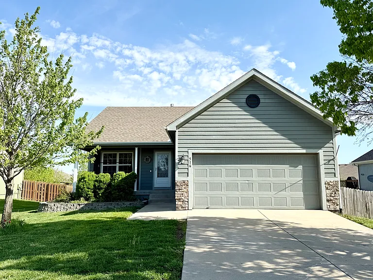 516 E Apache St — Photo 8