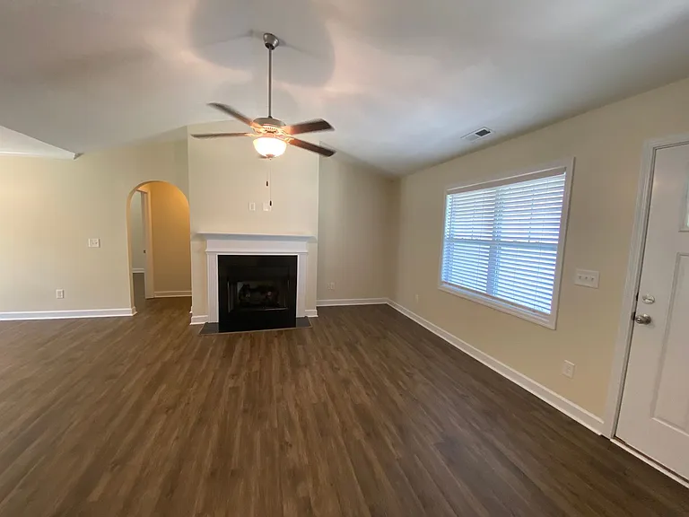 404 Ridgeway Dr — Photo 4