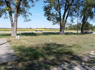 1345 Kinmundy Rd, Louisville, IL 62858