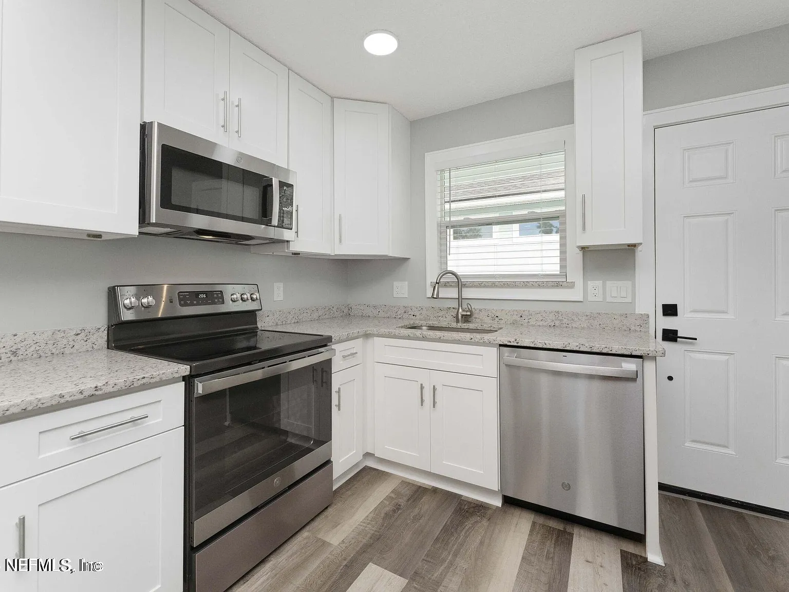 2 bed, 1.0 bath, 750 sqft, $2,020 — Photo 2