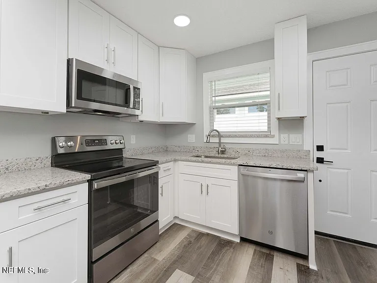 423 9th Ave N #201 — Photo 2