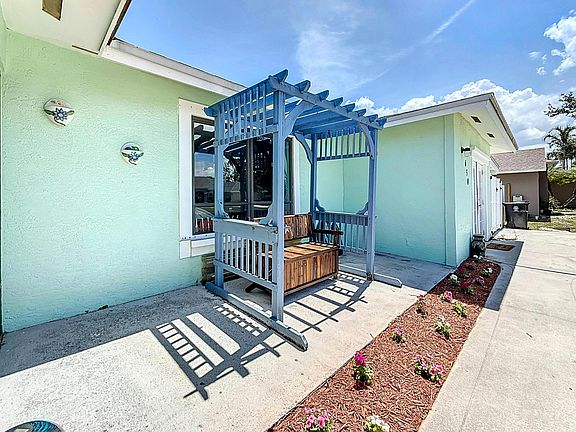 3rd image of 650 SW Lucero Drive