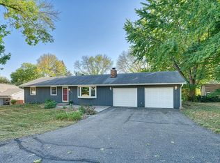 1393 Valleyview Rd, Chaska, MN 55318