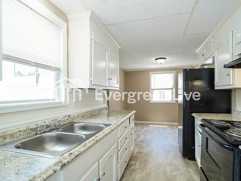 582 Elizabeth Ave — Photo 7
