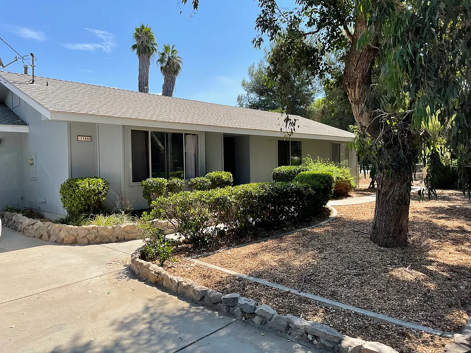 17400 Mockingbird Canyon Rd