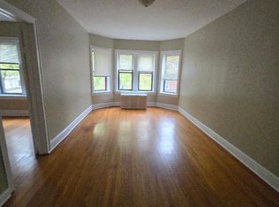 2055 W Jarvis Ave #24, Chicago, IL 60645