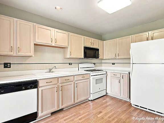4th image of 16 Cloverdale Ct #16