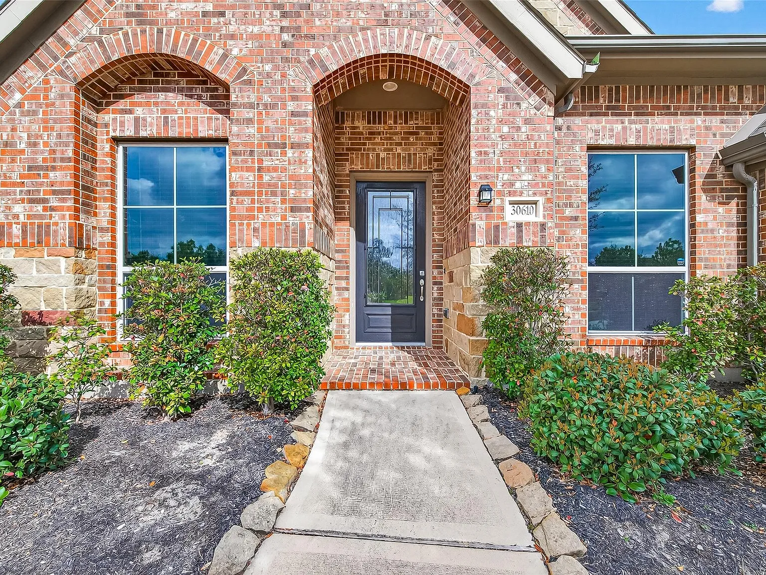 4 bed, 3.0 bath, 3264 sqft, $3,800 — Photo 3