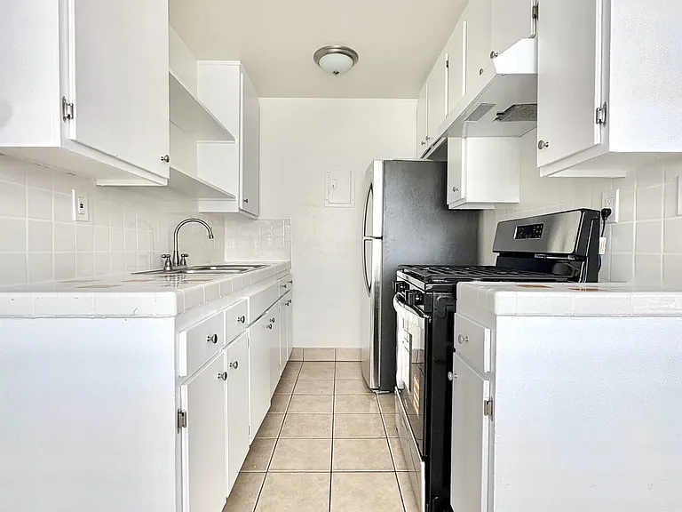 1226 E 7th St #11 — Photo 6