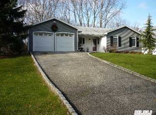 12 Alfred Ln, Kings Park, NY 11754