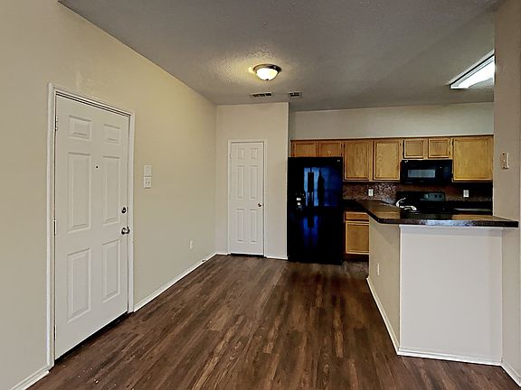 5th image of 537 Valley View Dr