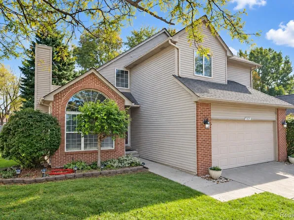 1325 Crystal Ln, Waterford, MI 48327